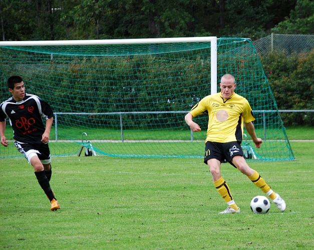 2008_0913_04.JPG - Sebastian Fahlberg söker ett uppspel från försvarsposition