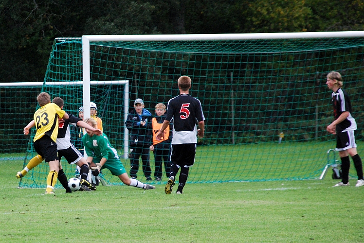 2008_0913_06.JPG - Samuel Hultqvist är framme och trycker på försvararen, som håller undan och låter målvakten plocka in bollen