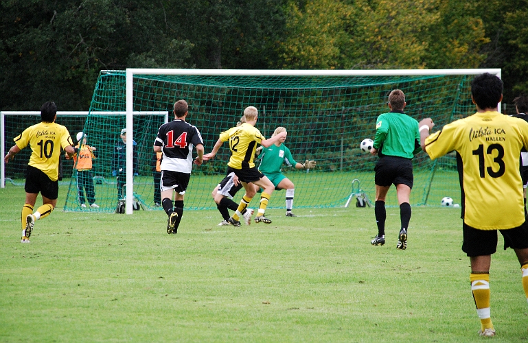 2008_0913_07.JPG - Nr.12 Martin Haglind har ett ypperligt läge att ge Södra ledningen i matchen, men bollen går strax utanför stolpen