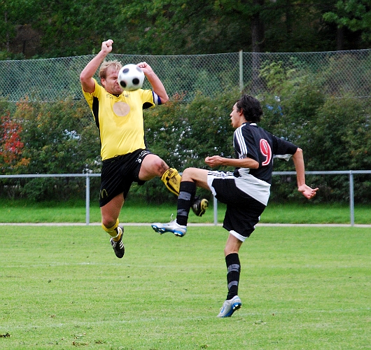 2008_0913_08.JPG - Johan Reinholdsson går in resolut i närkampen