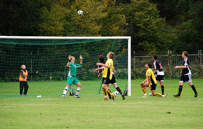 2008_0913_09.JPG - Samuel Hultqvist får en ypperlig chans till kvittering för Södra, men skjuter bollen högt över målet