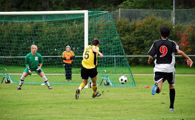 2008_0913_10.JPG - I 2:a halvlek öppnar Södra piggt och Ken Jansson får en chans direkt i början på halvleken men får snedträff och bollen går utanför