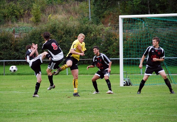2008_0913_13.JPG - IF Eker's försvarare täcker ett skott utifrån