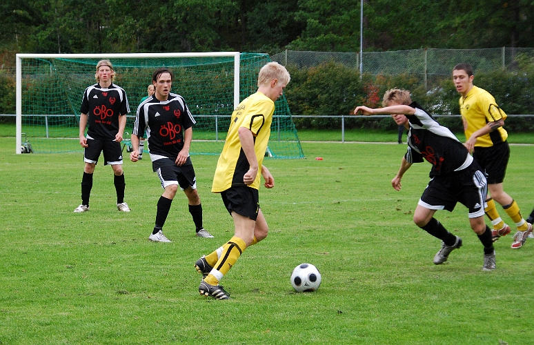 2008_0913_14.JPG - Martin Haglind utmanar en motståndare