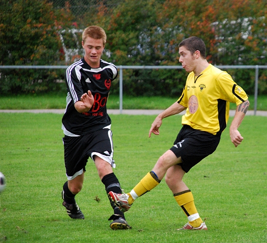 2008_0913_16.JPG - Thomas Giourgas rullar bollen förbi sin försvarare