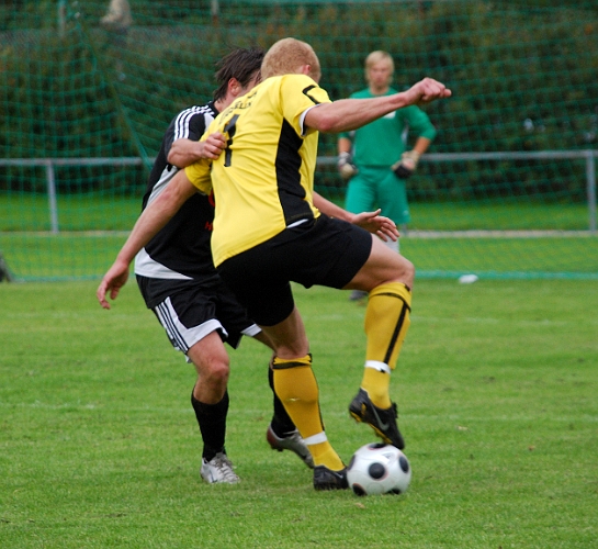 2008_0913_17.JPG - Här har försvararen tagit ett fast grepp i Andreas Karlssons tröja för att få stopp på honom