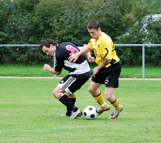 2008_0913_18.JPG - Thomas Giourgas dribblar med sin försvarare på kanten