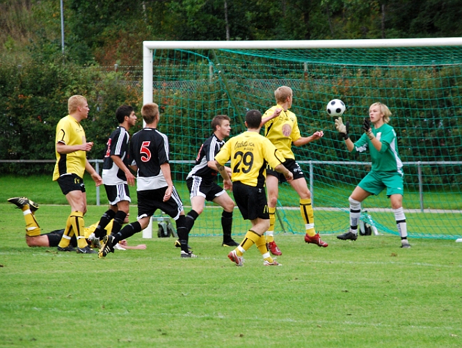 2008_0913_19.JPG - Södra har chansen att ta ledningen i matchen på en hörna men målvakten tar hand om bollen