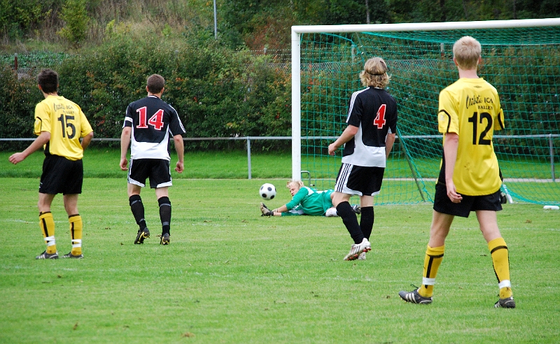 2008_0913_20.JPG - Målvakten har problem att hålla bollen på ett skott utifrån planen