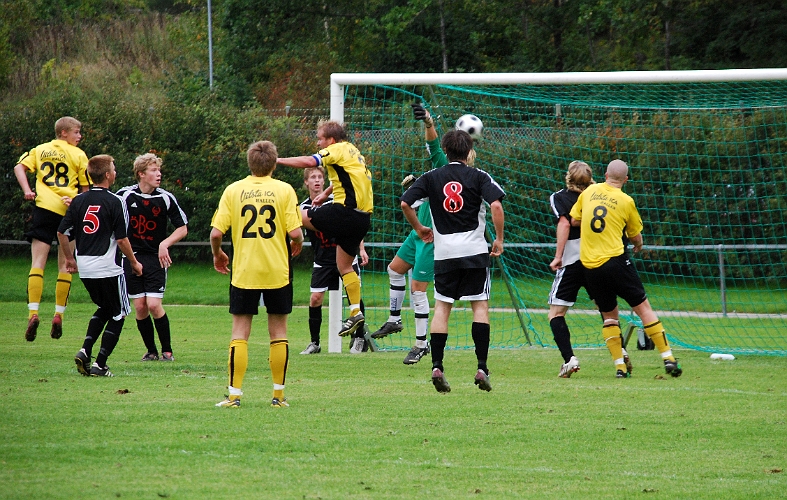 2008_0913_21.JPG - Ytterligare en målchans på hörna för Södra