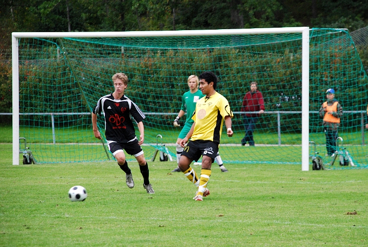 2008_0913_22.JPG - Jonas Hammarlund lägger upp bollen i läge snett bakåt för en medspelare