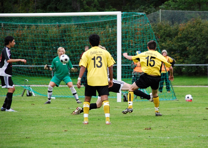 2008_0913_23.JPG - Ken Jansson har ännu ett läge men skjuter bollen utanför bortre stolpen