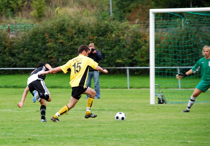 2008_0913_24.JPG - Det ville sig inte idag för Kan Jansson, när det gällde målfabrikationen