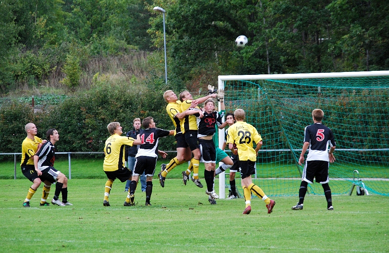 2008_0913_25.JPG - Många ivriga Södraspelare försöker punktera matchen med ett 3-1 mål, men IF Eker reder ut situationen