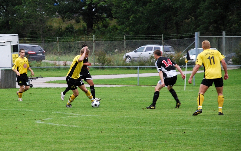 2008_0913_26.JPG - Jocke Bohman kom in i slutet av 2:a halvlek och här försöker han dribbla sig igenom IF Eker försvaret
