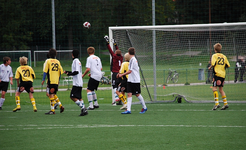 2008_0913_03.JPG - En frispark som går strax utanför målet