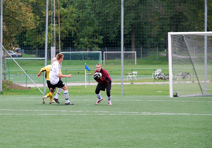 2008_0913_06.JPG - BK30's målvakt greppar bollen säkert i sin "skopa"