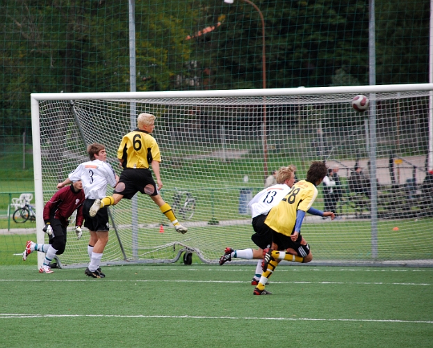2008_0913_07.JPG - Leon Andersson försöker nå bollen med huvudet efter en hörna