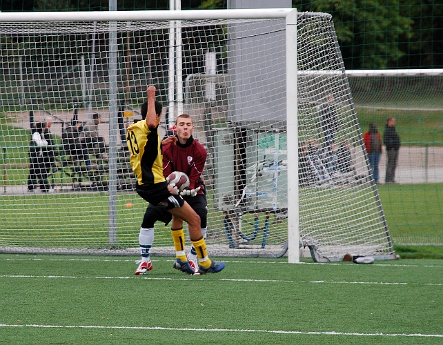 2008_0913_08.JPG - Johan Ponce är framme och oroar BK30's målvakt