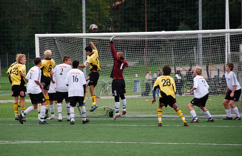 2008_0913_09.JPG - En hörna som är nära att resultera i mål för Södra