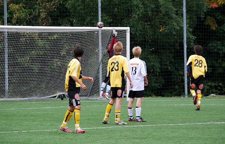 2008_0913_12.JPG - Johan Ponce skjuter i ribban, nära ett mål för Södra