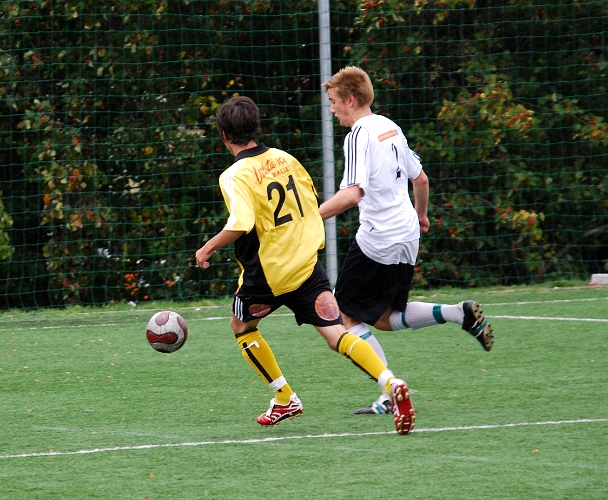 2008_0913_13.JPG - Simon Jansson pressar BK30's försvarare att spela undan bollen