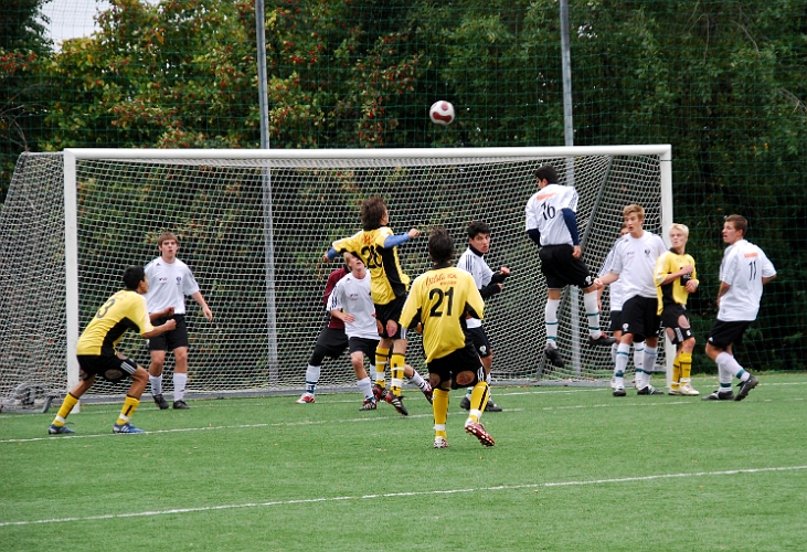 2008_0913_14.JPG - En hörna som Rio Babovic försöker nicka till en farlighet