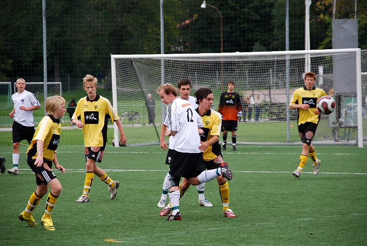 2008_0913_15.JPG - Kamp om bollen på mittplan