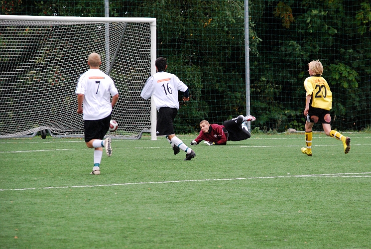 2008_0913_16.JPG - Här reducerar Södra till 5-3 genom Rio Babovic, ett skott från kanten