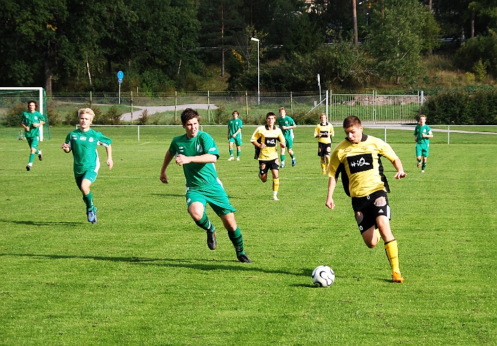 2008_0914_03.JPG - Miralem Malic springer förbi Irstabacken på utsidan och går för ett avslut på mål