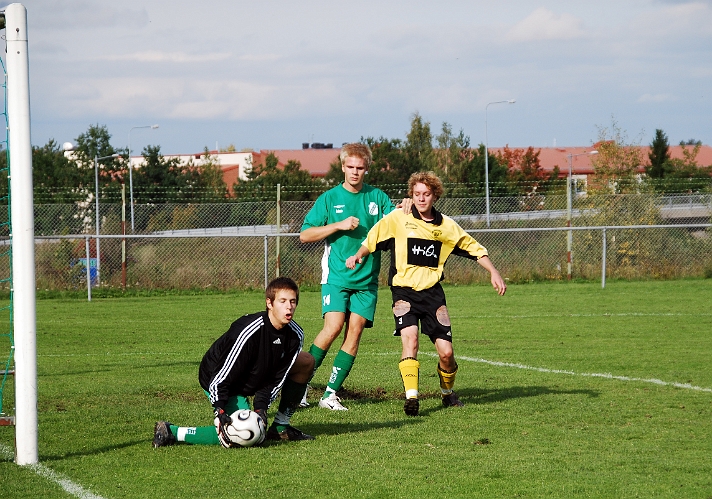 2008_0914_06.JPG - Irsta's målvakt greppar enkelt ett inspel från kanten