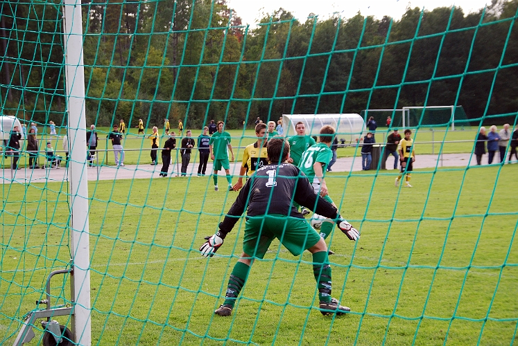 2008_0914_13.JPG - En bild från målvaktens perspektiv, Anton Pettersson spelar bollen snett inåt i straffområdet . . . . .