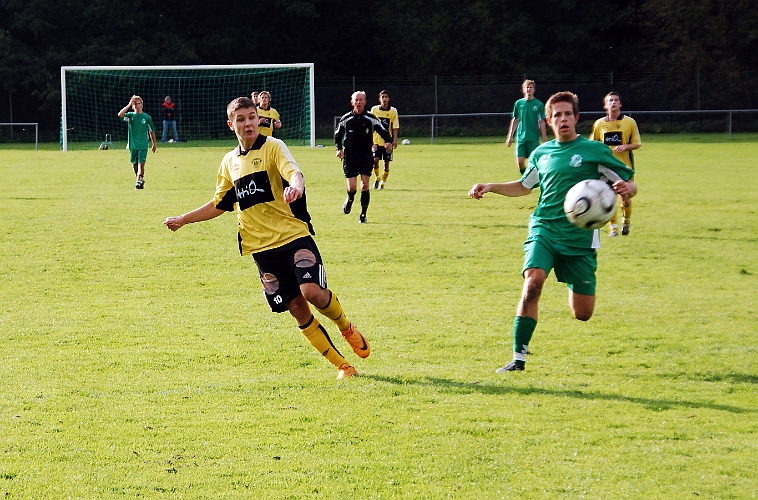 2008_0914_16.JPG - Miralem Malic har precis tryckt iväg bollen som går precis utanför målvaktens vänstra kryss
