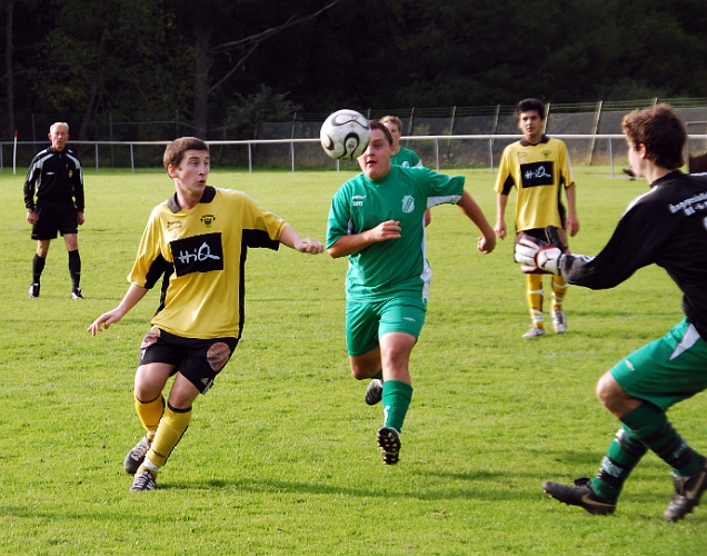 2008_0914_17.JPG - Mikael Ivarsson är framme och oroar Irstaförsvaret