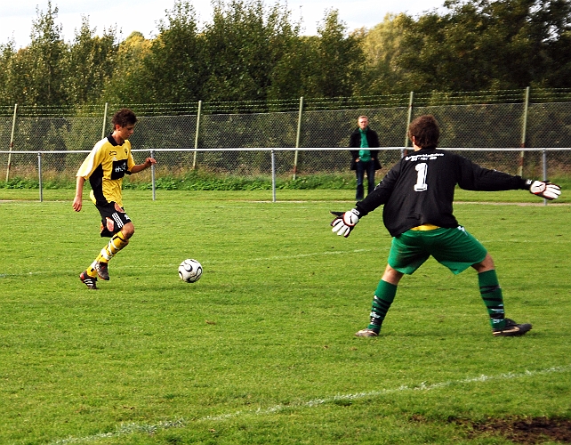 2008_0914_18.JPG - Rio Babovic fick en chans på slutet att göra mål men skottet tar i burgaveln