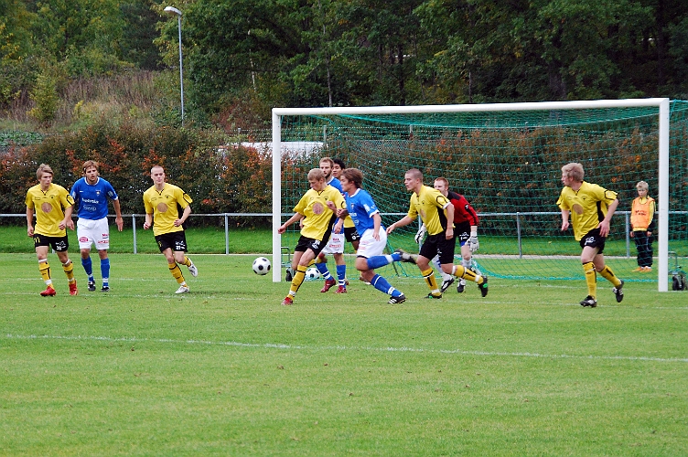 2008_0920_03.JPG - Filip Stjernfeldt slår upp bollen i plan efter ett Karlstad anfall