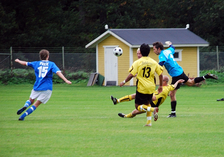 2008_0920_05.JPG - Hård kamp om bollen mellan målvakten och Kristofer Storm