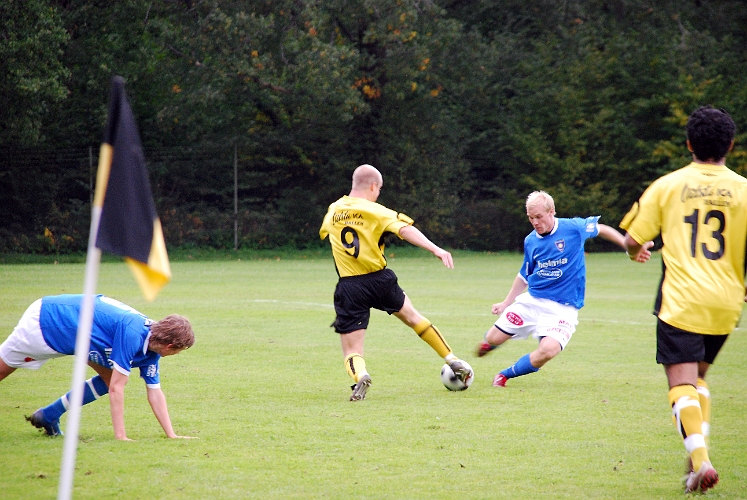 2008_0920_08.JPG - Kristofer Storm dribblar sig fram på vänsterkanten