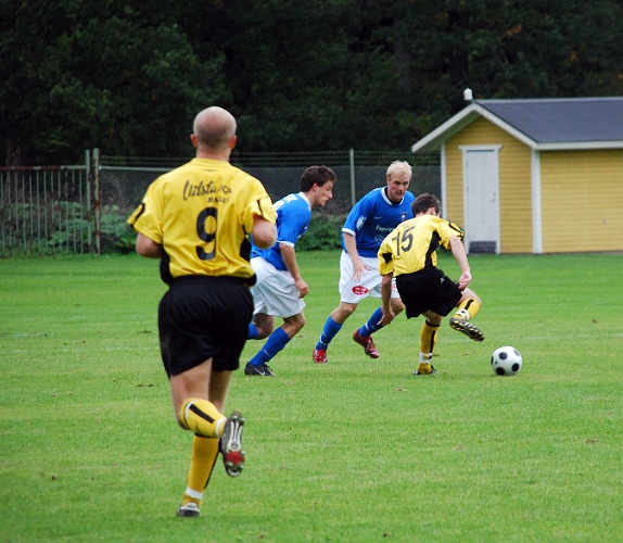 2008_0920_14.JPG - Ken Jansson utmanar Karlstadsförsvararna