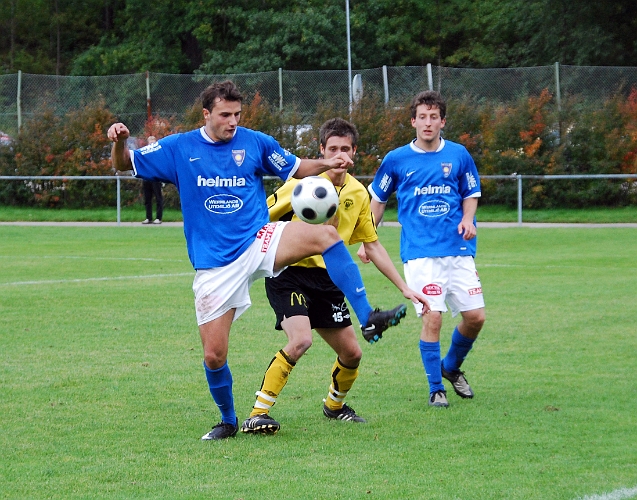 2008_0920_15.JPG - Ken Jansson återigen i närkamp med försvarna. (Hela 2:a halvlek spelar Södra med 10 man efter en utvisning i slutet av 1:a halvlek)