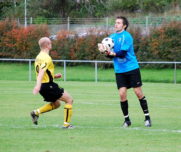 2008_0920_17.JPG - Karlstads målvakt är långt ute och plockar in bollen precis framför Kristofer Storm