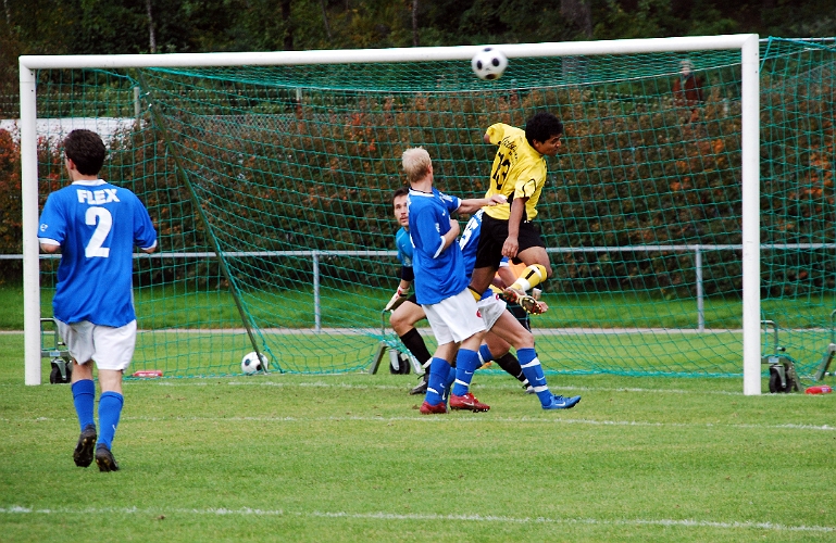2008_0920_18.JPG - Jonas Hammarlund är framme på en höjdboll