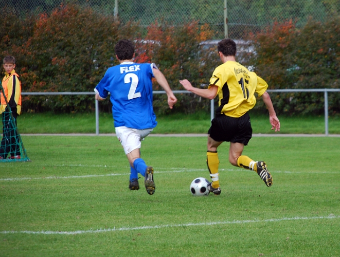 2008_0920_20.JPG - Ken Jansson kommer förbi på utsidan av backen och måttar för ett inspel framför mål