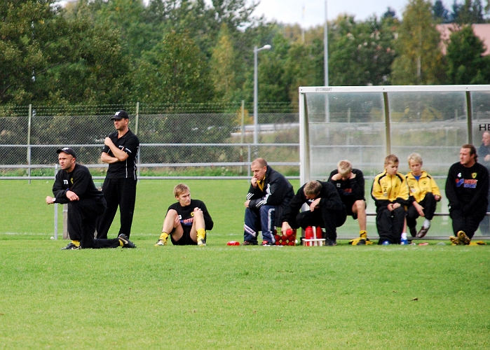 2008_0920_23.JPG - Lite spänt på Södrabänken, skall resultatet stå sig matchen ut ?