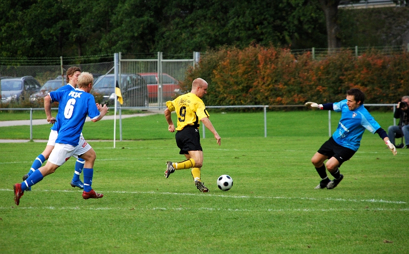 2008_0920_24.JPG - Ny bra chans för Kristofer Storm men målvakten gör en bra räddning