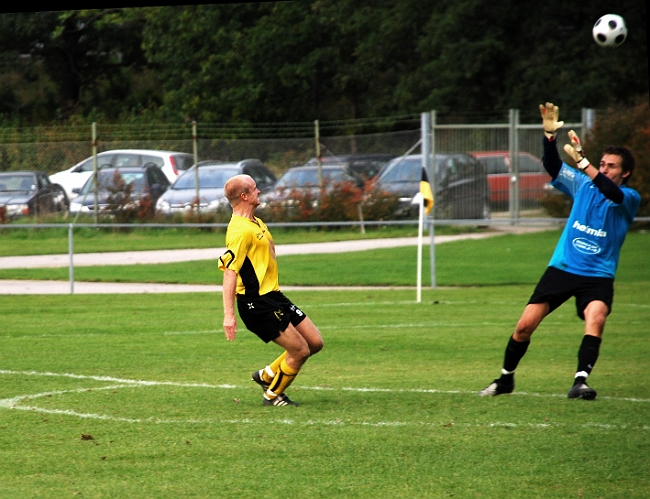 2008_0920_25.JPG - Här lyfter Kristofer Storm bollen över målvakten och dessvärre även över målet