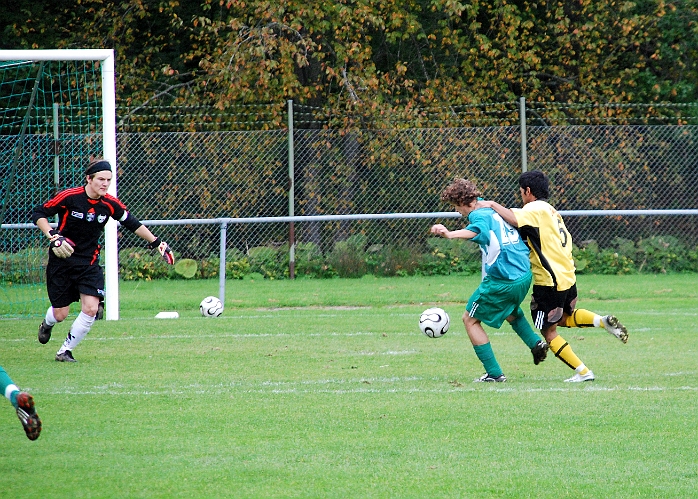 2008_0920_02.JPG - "Tak" är framme och oroar backen och målvakten