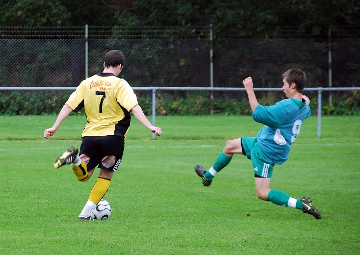 2008_0920_07.JPG - Mikael Ivarsson måttar för ett inlägg från vänsterkanten