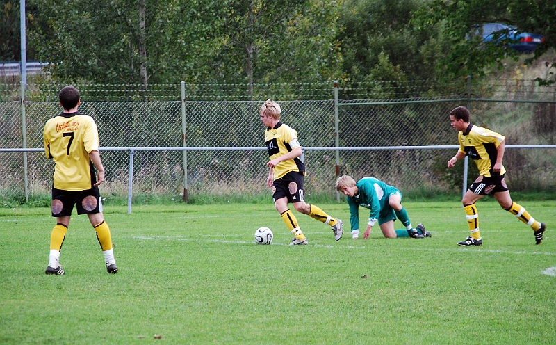 2008_0920_08.JPG - Emil Gillberg tar hand om bollen efter en fin brytning