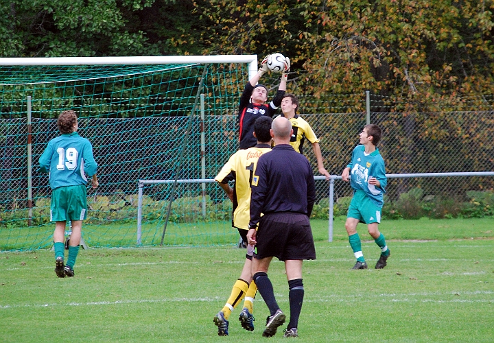 2008_0920_11.JPG - Sörsta/Kolbäck's målvakt plockar ner bollen